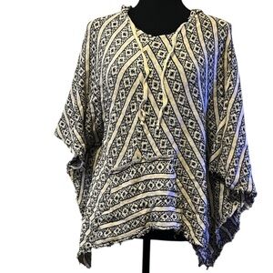 Elan Black and White Patterned Poncho